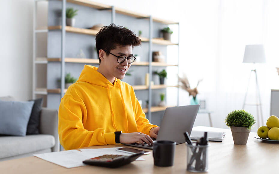 A young student pursues an online degree.